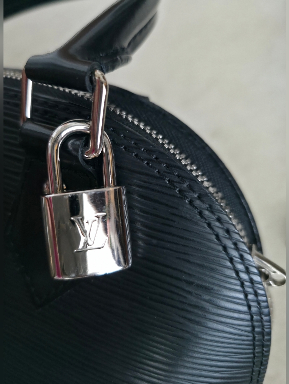 Louis Vuitton Black Epi Alma BB Crossbody Bag - Picture 7 of 10